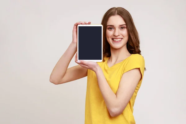 Portrait Beautiful Smiling Young Teenage Brown Hair Standing Holding Tablet — Fotografia de Stock