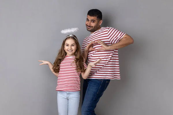 Portrait Optimistic Father Daughter Striped Shirts Posing Together Little Girl — Φωτογραφία Αρχείου