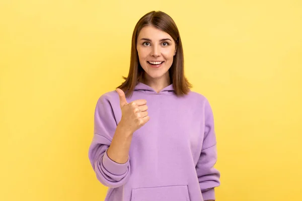 Happy Woman Looking Camera Toothy Smile Showing Thumb Approval Sign — Foto de Stock