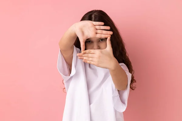 Portrait Concentrated Little Girl Wearing White Shirt Looking Camera One — Stock Photo, Image