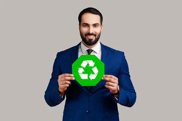 Positiv Optimistischer Bärtiger Geschäftsmann Mit Grünem Recyclingschild Umweltschutz Umweltkonzept Anzug — Stockfoto