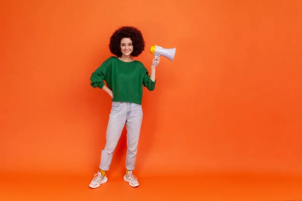 Full Length Photo Happy Smiling Woman Afro Hairstyle Wearing Green — Foto Stock