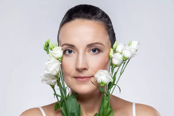 Closeup Portrait Middle Aged Woman Clean Healthy Skin Holding White — Fotografia de Stock