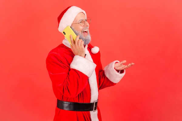 Счастливый Улыбающийся Пожилой Мужчина Седой Бородой Костюме Санта Клауса Разговаривает — стоковое фото