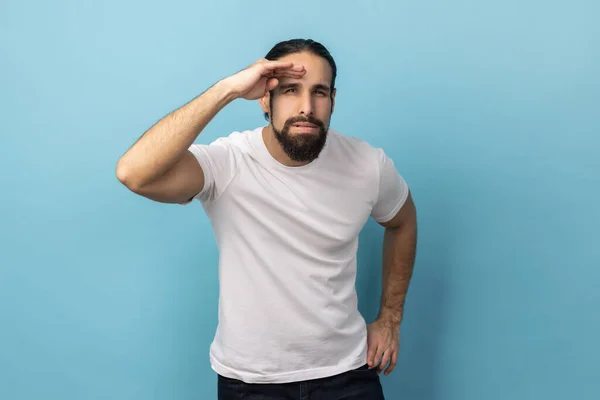 Portrait Curious Man Beard Wearing Shirt Keeping Palm Head Looking — Stock fotografie