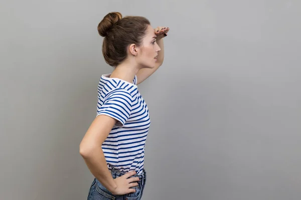 Side View Portrait Beautiful Ambitious Woman Wearing Striped Shirt Watching — Stockfoto