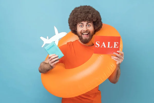 Smiling Man Afro Hairstyle Wearing Orange Shirt Standing Orange Rubber — ストック写真