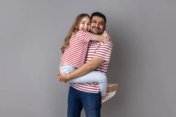 Πορτρέτο Του Πατέρα Και Της Κόρης Ριγέ Μπλουζάκια Κρατώντας Παιδί — Φωτογραφία Αρχείου