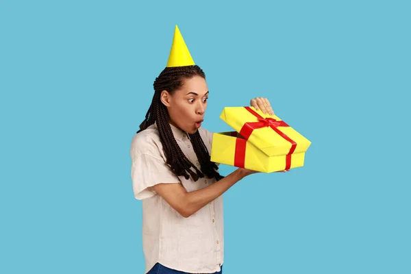 Portrait Surprised Woman Yellow Party Cone Looking Gift Box Opening — Stockfoto