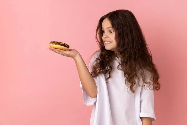 Portrait Hungry Little Girl Wearing White Shirt Looking Donut Excited — Stock Photo, Image