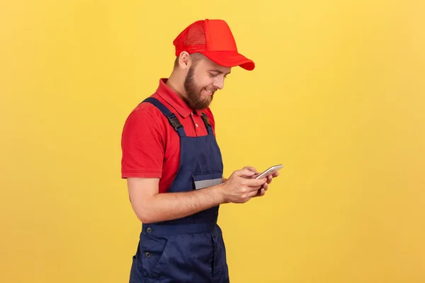 Side View Smiling Worker Man Typing Mobile Phone Using Cellphone — Stockfoto