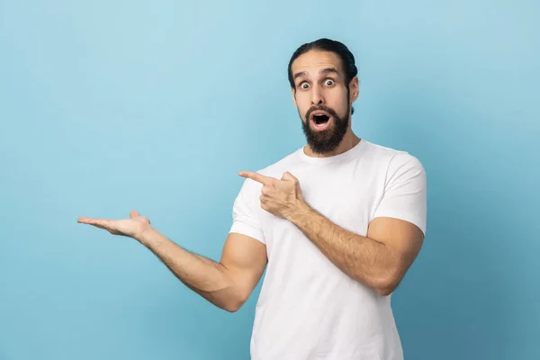 Portrait Astonished Man Beard White Shirt Presenting Copy Space Palm — Stok fotoğraf