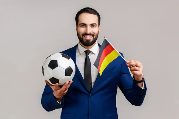Осторожный Бородатый Мужчина Держащий Флаг Германии Футбольный Черно Белый Классический — стоковое фото