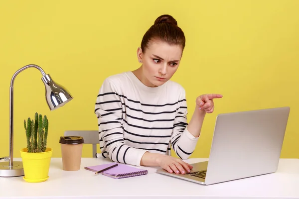 Serious Woman Office Employee Sitting Workplace Scolding Saying Have Told — Fotografia de Stock