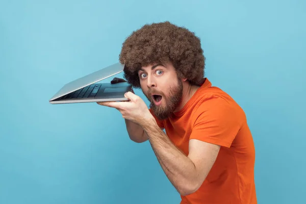 Side View Surprised Man Afro Hairstyle Wearing Orange Shirt Sees — Stock fotografie