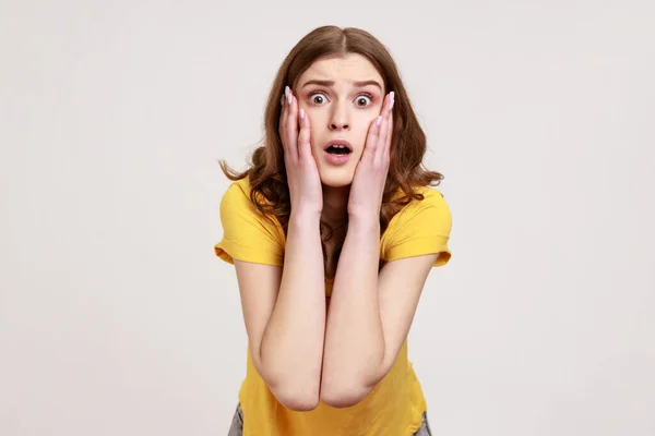 Astonished Teenager Girl Brown Casual Yellow Shirt Standing Mouth Open — Stockfoto