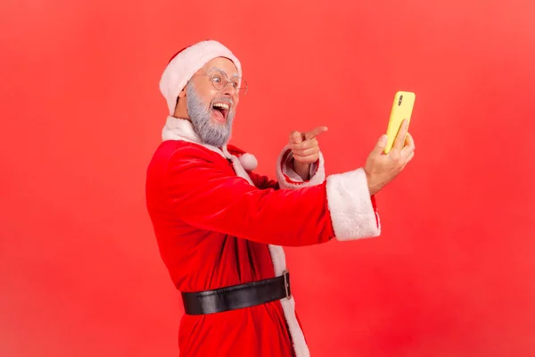 Портрет Пожилого Человека Седой Бородой Костюме Санта Клауса Стоящего Смартфоном — стоковое фото
