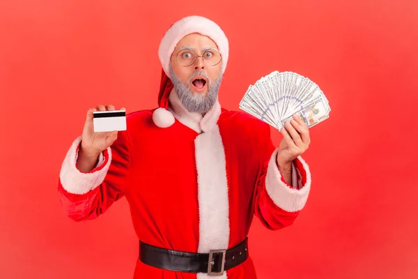 Portrait Shocked Elderly Man Gray Beard Wearing Santa Claus Costume — Stock fotografie
