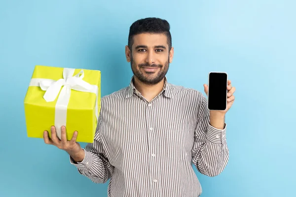 Happy Bearded Businessman Holding Present Box Smatrphone Blank Screen Promotion — Stok fotoğraf