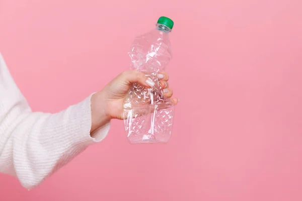 Γυναικείο Χέρι Που Κρατά Πλαστικό Μπουκάλι Πράσινο Καπάκι Διαλογή Σκουπίδια — Φωτογραφία Αρχείου