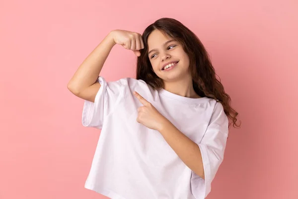 Portrait Smiling Little Girl Wearing White Shirt Showing Her Arm — ストック写真