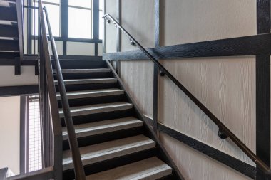 Paslanmaz çelik ve ahşap parmaklıklar. Sonbahar Koruma, modern korkuluk ve merdiven tasarımı..