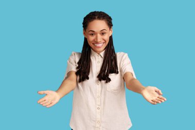 Lütfen, al şunu. Siyah rastalı cömert bir kadının portresi. Elleri açık duruyor. Sanki bedava paylaşıyor, sadaka veriyor ve gülümsüyor. Mavi arka planda kapalı stüdyo çekimi.