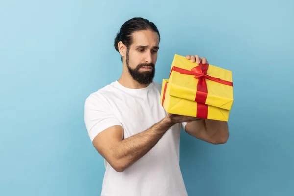 Retrato Homem Infeliz Com Barba Vestindo Camiseta Branca Olhando Dentro — Fotografia de Stock