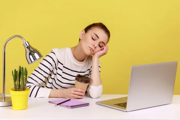 Mujer Somnolienta Trabajadora Oficina Durmiendo Sentada Lugar Trabajo Con Computadora — Foto de Stock