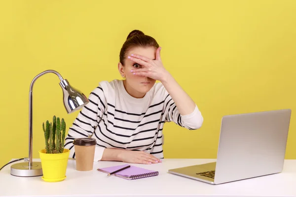 Neugierige Managerin Sitzt Mit Laptop Arbeitsplatz Und Spioniert Schaut Interessiert — Stockfoto