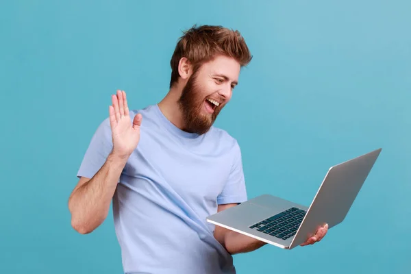 Retrato Homem Barbudo Amigável Cumprimentando Trabalhador Através Uma Webcam Mostrando — Fotografia de Stock