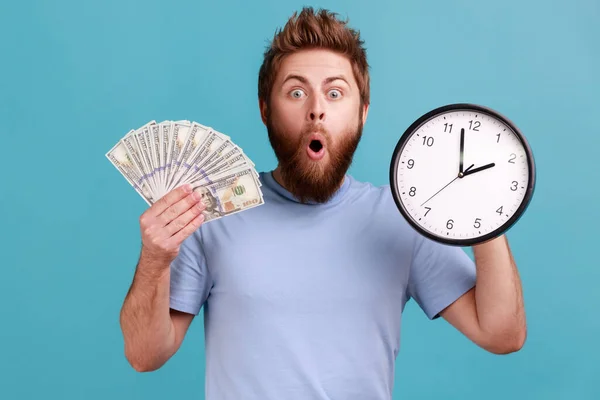 Retrato Homem Barbudo Bonito Surpreso Segurando Grande Notas Dólar Relógio — Fotografia de Stock