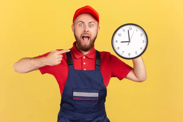 Sorprendido Trabajador Hombre Sorprendido Pie Apuntando Gran Reloj Pared Sus — Foto de Stock