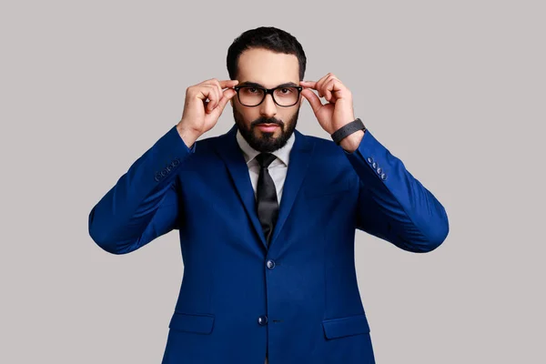 Ciddi Sakallı Bir Adamının Portresi Gözlük Takıyor Kameraya Patronvari Bir — Stok fotoğraf