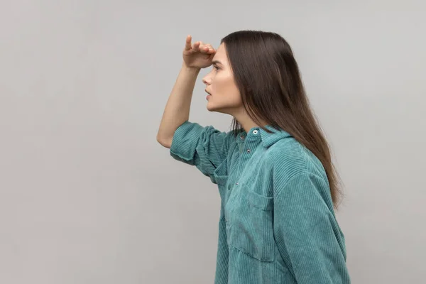 Vista Lateral Joven Mujer Manteniendo Palma Sobre Cabeza Mirando Atentamente —  Fotos de Stock
