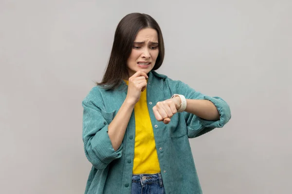 Mujer Nerviosa Disgustada Con Pelo Castaño Mirando Reloj Pulsera Con —  Fotos de Stock