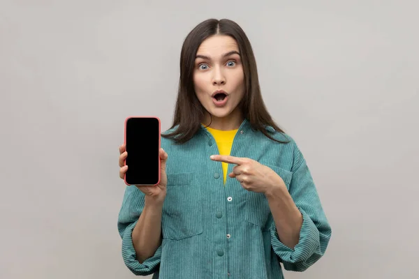 Zszokowana Szczęśliwa Kobieta Pokazująca Telefon Pustym Ekranem Wskazująca Komórkę Promocją — Zdjęcie stockowe