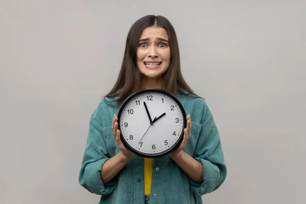 Mira Tiempo Mujer Asustada Infeliz Sosteniendo Reloj Grande Mirando Disgustado — Foto de Stock