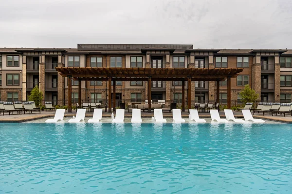 Rekreationsområde Med Pool Och Solstolar Ett Modernt Bostadsområde Eller Hotell — Stockfoto