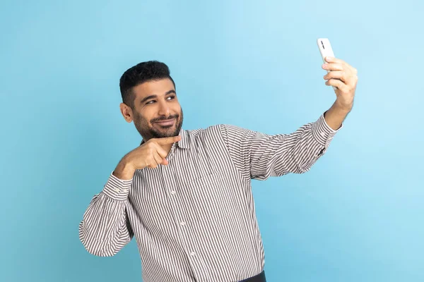 Sakallı Gülümseyen Yakışıklı Blogcu Adamın Portresi Telefon Kamerasını Işaret Ediyor — Stok fotoğraf