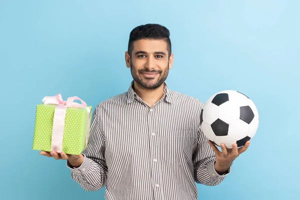 Mutlu Adamının Portresi Kameraya Gülümseyen Futbol Topu Tutan Günümüz Kutusunu — Stok fotoğraf