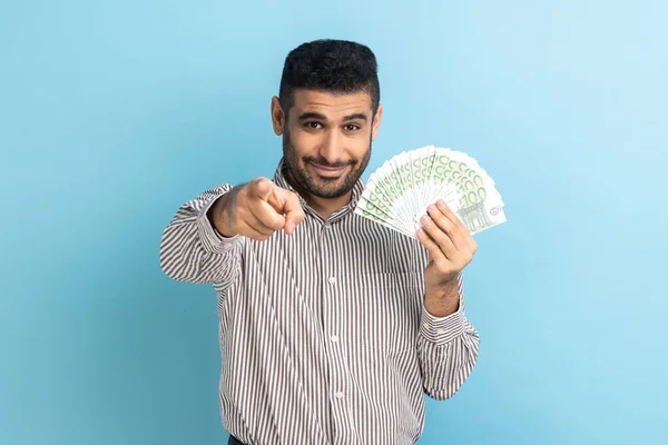 Kendine Güveni Tam Bir Adamı Elinde 100 Avroluk Banknotlar Tutuyor — Stok fotoğraf
