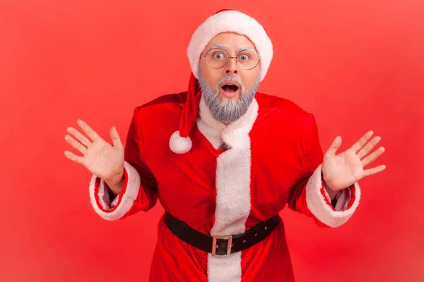 Extremt Chockad Äldre Man Med Grått Skägg Bär Santa Claus — Stockfoto