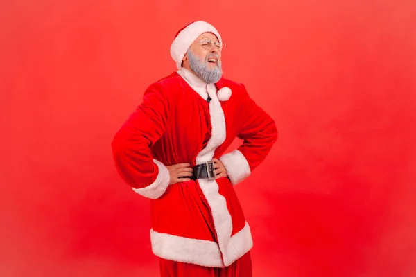 Portret Starszego Mężczyzny Szarą Brodą Stroju Świętego Mikołaja Stojącego Trzymającego — Zdjęcie stockowe