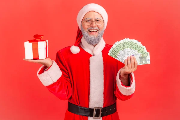 Хорошо Выглядящий Счастливый Пожилой Мужчина Седой Бородой Костюме Санта Клауса — стоковое фото
