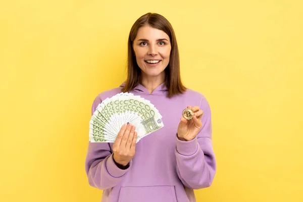Portrét Optimistické Tmavovlasé Ženy Držící Bitcoin Velkého Fanouška Eurobankovek Směnárna — Stock fotografie
