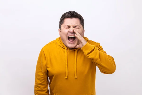 Sinirli Orta Yaşlı Bir Adam Bağırıyor Ağzı Açık Bir Şekilde — Stok fotoğraf
