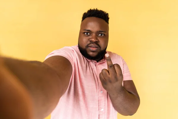 Ciddi Derecede Agresif Bir Adamın Portresi Pembe Gömlekli Selfie Çeken — Stok fotoğraf