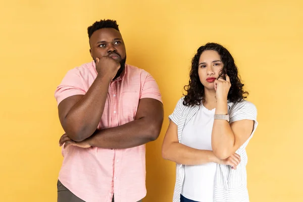 Retrato Pareja Joven Reflexiva Con Ropa Casual Pie Juntos Sosteniendo — Foto de Stock