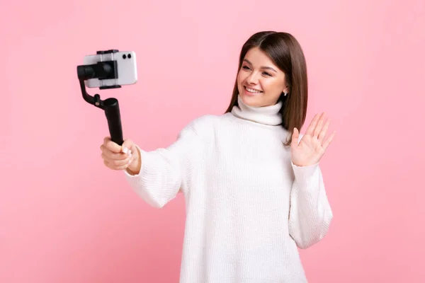 Lykkelig Kvinne Blogger Med Smarttelefon Steadicam Strømming Vifting Med Hånden – stockfoto